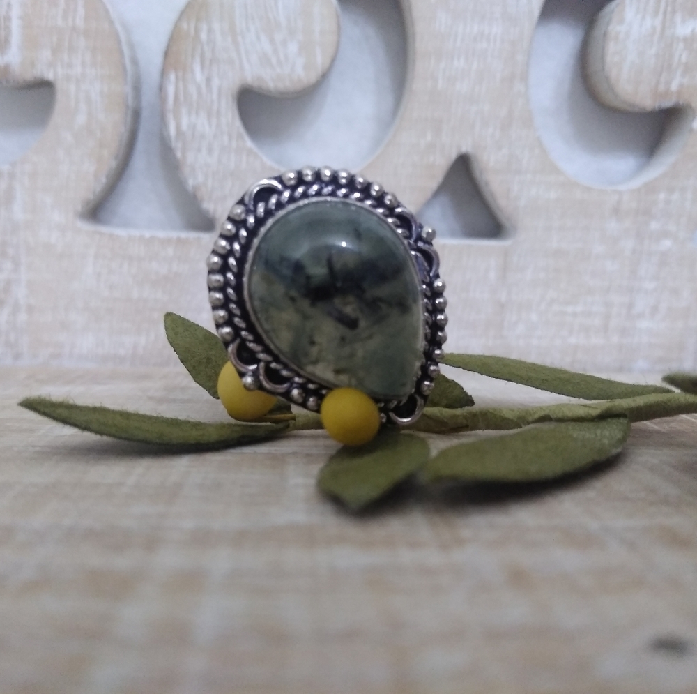 PREHNITE SILVER STONE RING NWOT
